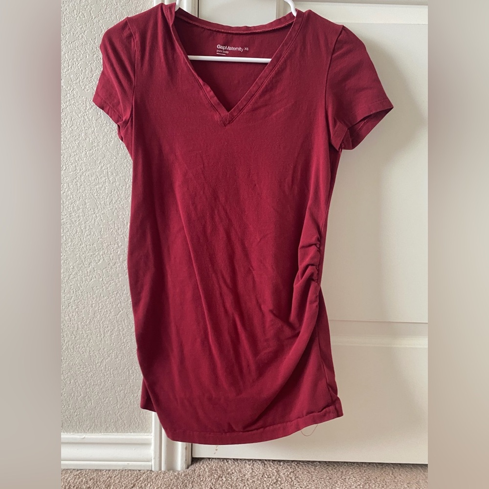 GAP Maternity Women's Short Sleeve V-Neck Tee in Deep Red